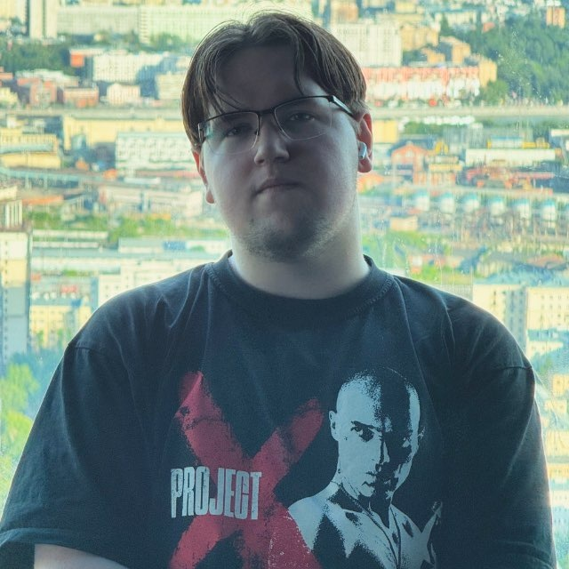 Владимир на фоне города