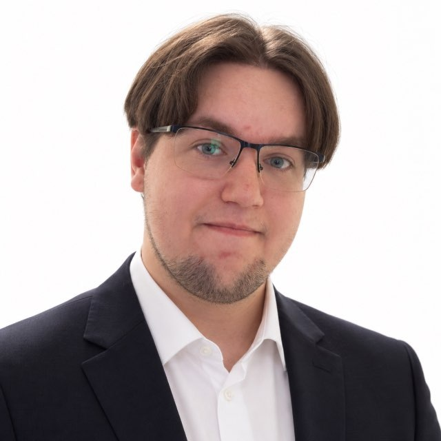 Владимир Журавка в деловом костюме